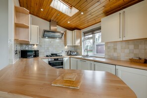 Fridge, microwave, oven, dishwasher - Field View 2 bed - Hazel - sleeps 6 guests  in 2 bedrooms (Eye)