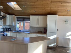 Een koelkast, een magnetron, een oven, een vaatwasser