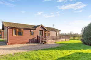 Exterior - Field View 2 bed - Hazel - sleeps 6 guests  in 2 bedrooms (Eye)