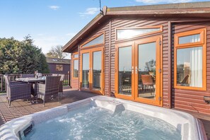 Outdoor dining - Field View 2 bed - Hazel - sleeps 6 guests  in 2 bedrooms (Eye)