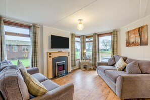 Smart TV - Athelington Lodge - Willow  - sleeps 6 guests  in 2 bedrooms (Eye)