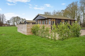 Exterior - Athelington Lodge - Willow  - sleeps 6 guests  in 2 bedrooms (Eye)