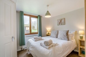 Iron/ironing board, free WiFi, bed sheets - Athelington Lodge - Willow  - sleeps 6 guests  in 2 bedrooms (Eye)