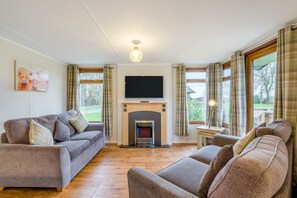 Smart TV - Athelington Lodge - Willow  - sleeps 6 guests  in 2 bedrooms (Eye)