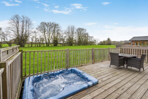 Outdoor dining - Primrose 1 bed-No Pets-Lily  - sleeps 2 guests  in 1 bedroom (Eye)