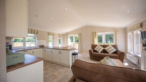 Smart TV - Primrose 1 bed-No Pets-Lily  - sleeps 2 guests  in 1 bedroom (Eye)