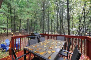 Outdoor dining - Modern 3BR,Game Room , FirePit& 15 mins away from Ski Resort (East Stroudsburg)