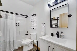 Bañera de hidromasaje, secador de pelo, toallas, jabón