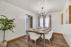 Dining - Modern 3BR,Game Room , FirePit& 15 mins away from Ski Resort (East Stroudsburg)