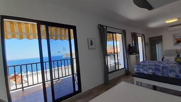 5 bedrooms, iron/ironing board, WiFi, bed sheets