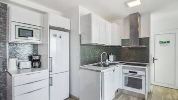 Een koelkast, een microgolfoven, een oven, een kookplaat