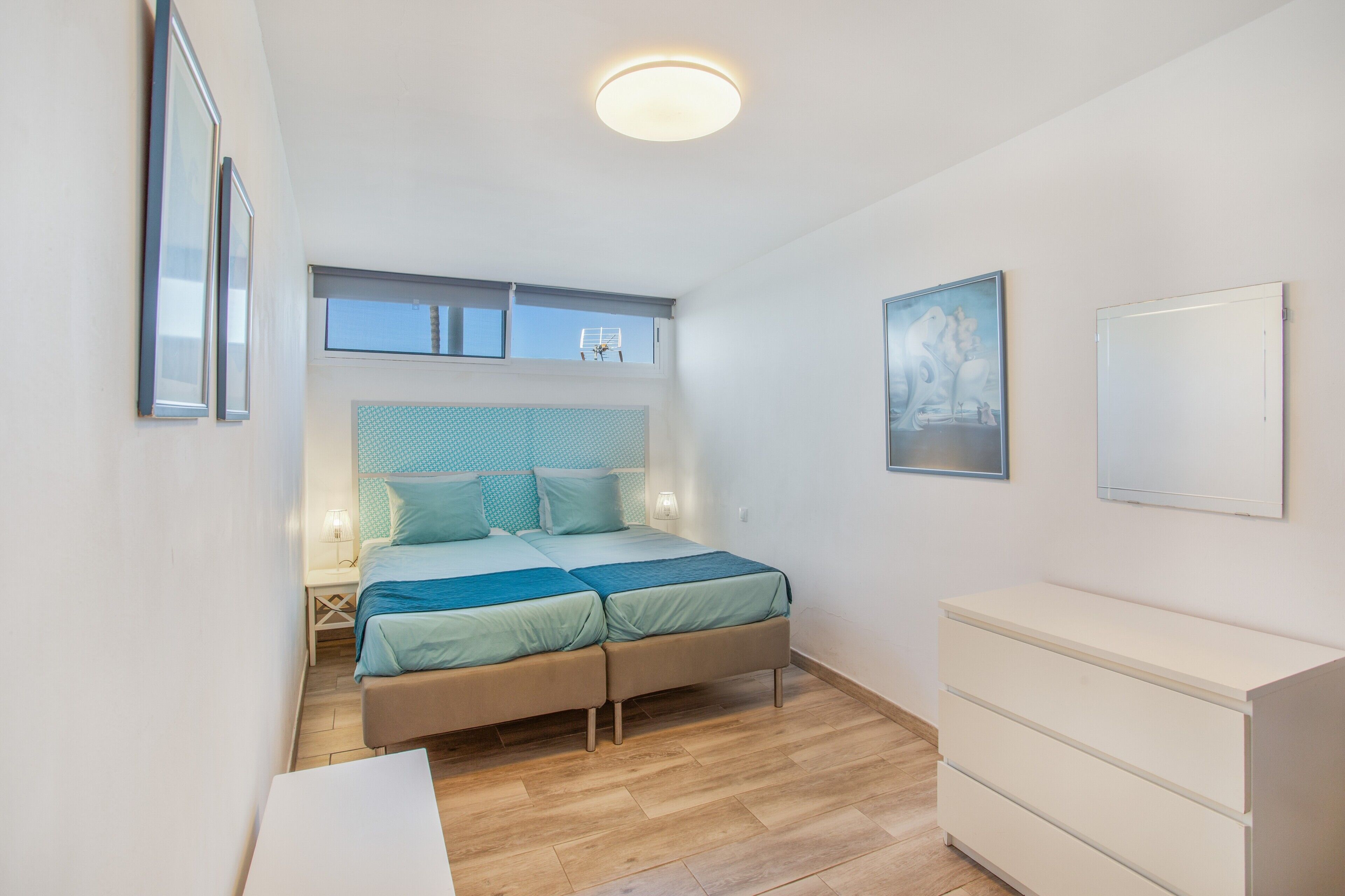 5 bedrooms, iron/ironing board, WiFi, bed sheets