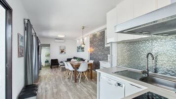 Een koelkast, een microgolfoven, een oven, een kookplaat