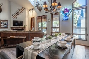 Dining - Walk to Ski Condo Near Slopes w/ Pool & Spa 624 (Mammoth Lakes)