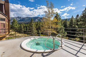 Outdoor spa tub - Walk to Ski Condo Near Slopes w/ Pool & Spa 624 (Mammoth Lakes)