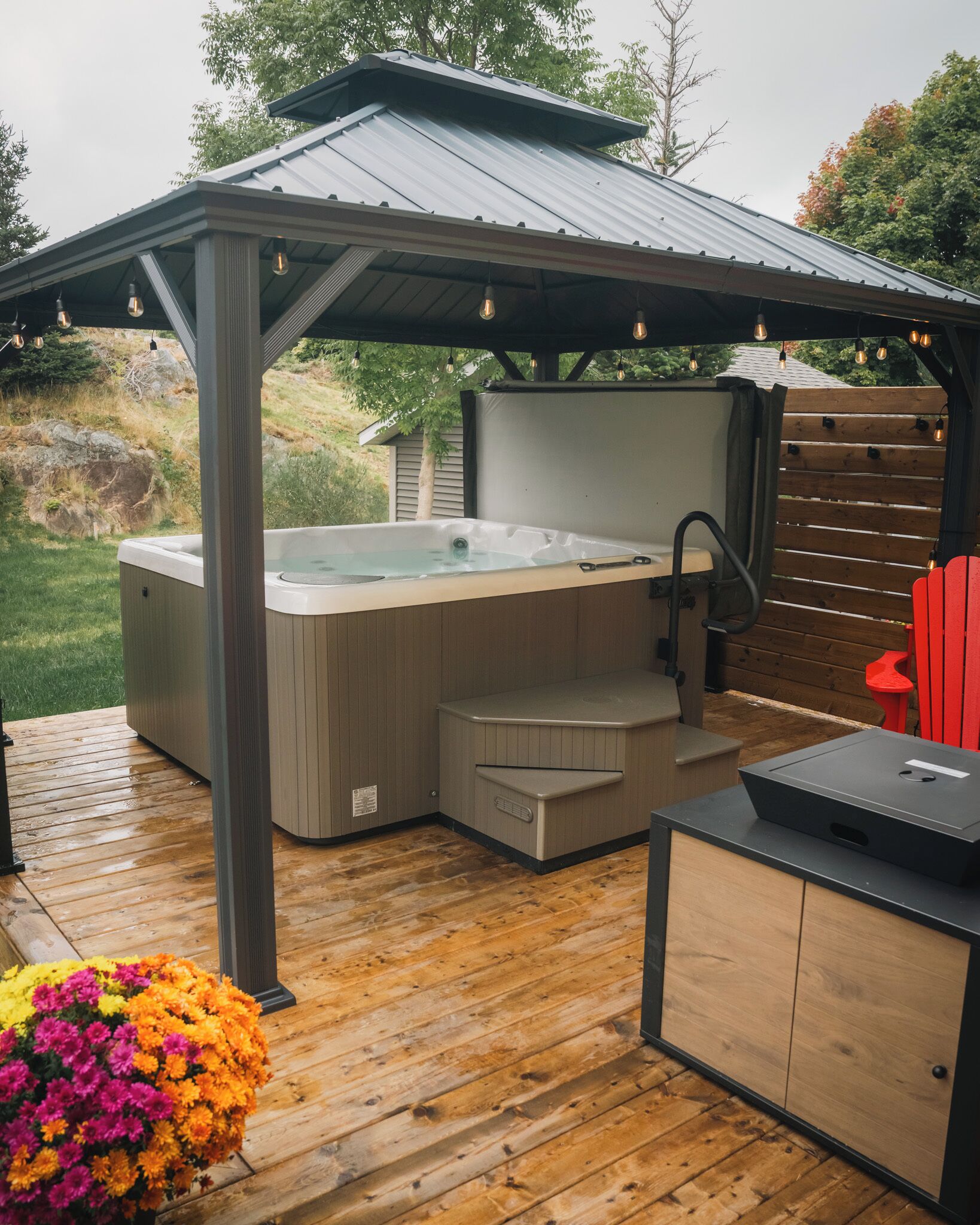 Outdoor spa tub