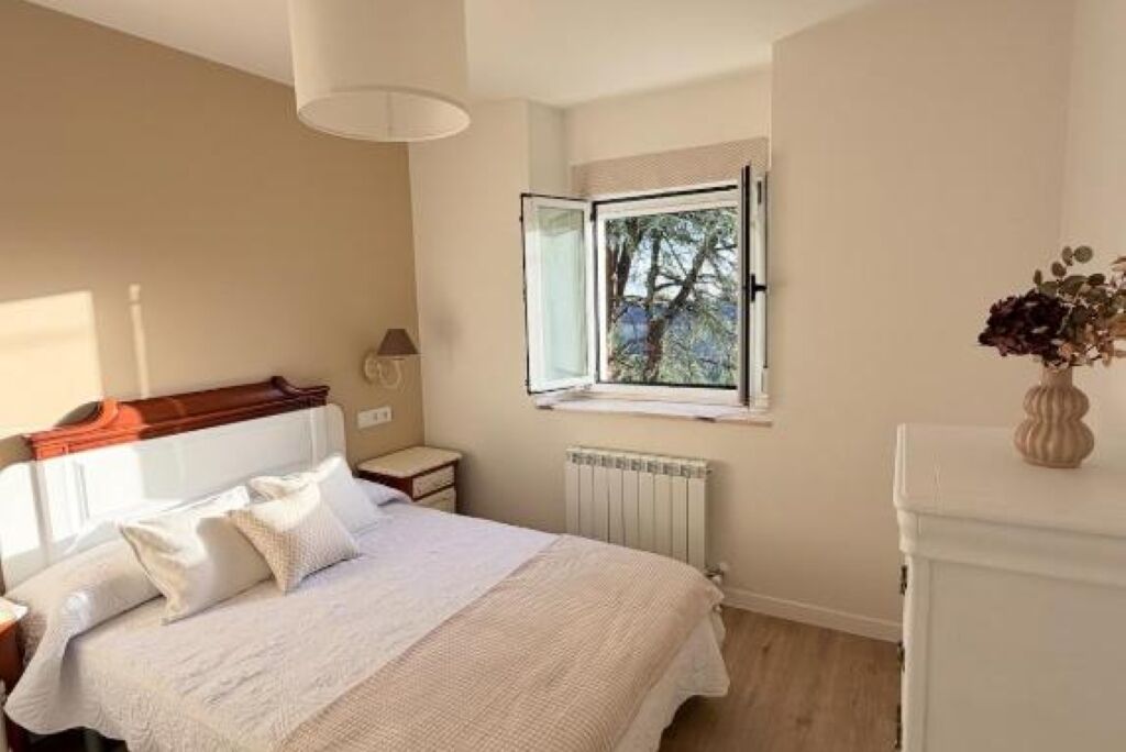 4 عدّة غرف نوم ومكواة/لوح كي وواي فاي مجانًا وملاءات أسرّة