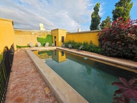 Una piscina al aire libre de temporada
