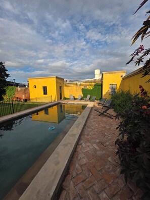 Piscine extérieure en saison