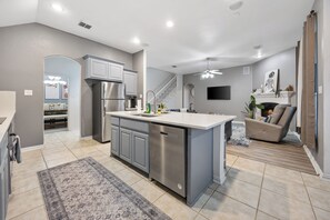 Mikrovågsugn, ugn, spishäll och diskmaskin