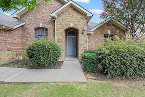 Exterior - Spacious 4-bedroom house with New Garage Arcade+Lounge (Grand Prairie)