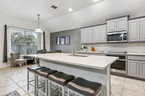 Mikrovågsugn, ugn, spishäll och diskmaskin