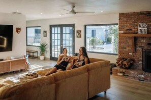 Televisie, een open haard, een stereo en een kantoor