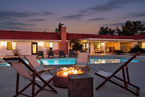 Hermosa • Pool, Spa, Pickleball, Speakeasy Saloon!