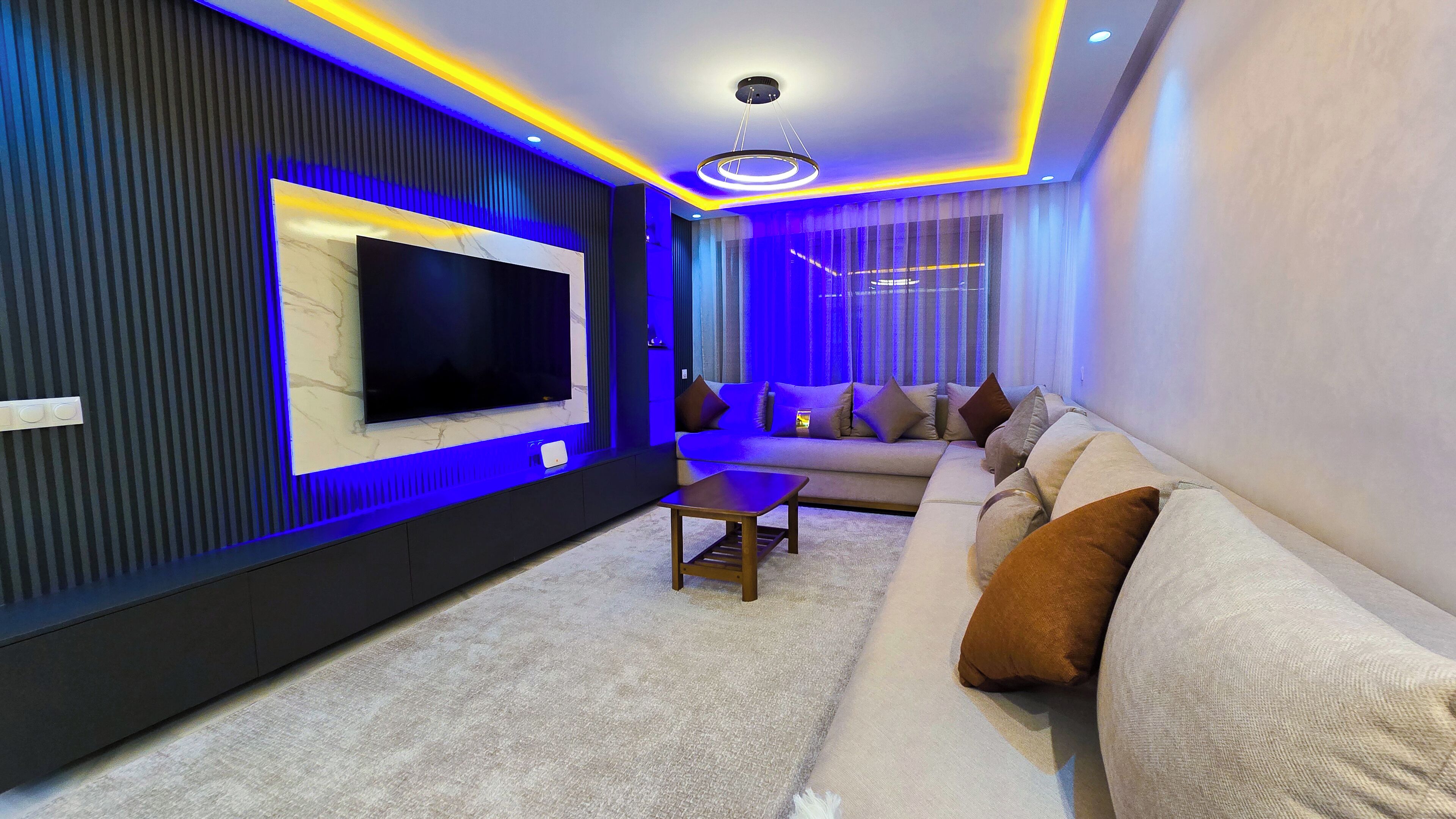 Apartamento Grand, 3 habitaciones, balcón | Zona de estar | Smart TV de 65 pulgadas con canales por satélite, Netflix