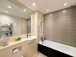 Shower, hair dryer, towels - The Designer Skyline (Greater London)