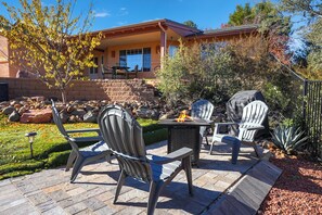 Outdoor dining - Pool Days, Play Days, Paws Welcome (Cottonwood)