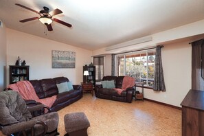 TV connectée, jeux vidéo, lecteur de DVD, livres