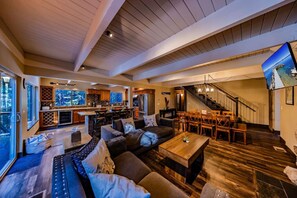 Una televisión, una chimenea