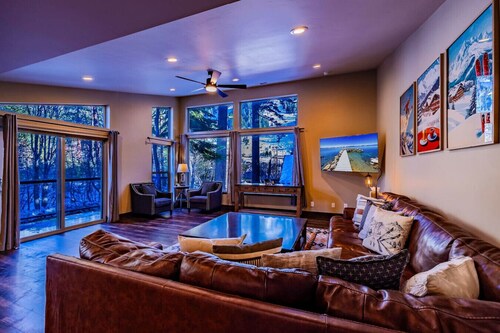 Luxury Slopeside Ski Haus | Hot Tub + Sauna | 12P