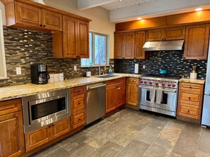 Een koelkast, een magnetron, een oven, een kookplaat