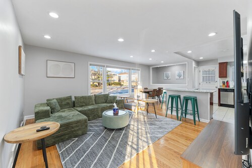 Family-Friendly 4BR Skokie Home - Garage