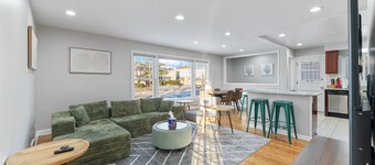 Family-Friendly 4BR Skokie Home - Garage