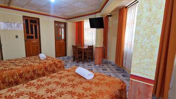 Comfort vierpersoonskamer, uitzicht op stad | Gratis wifi