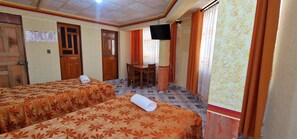 Comfort vierpersoonskamer, uitzicht op stad | Gratis wifi