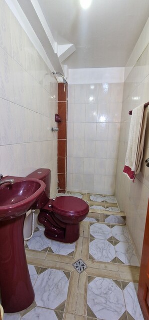 Comfort vierpersoonskamer, uitzicht op stad | Badkamer | Handdoeken