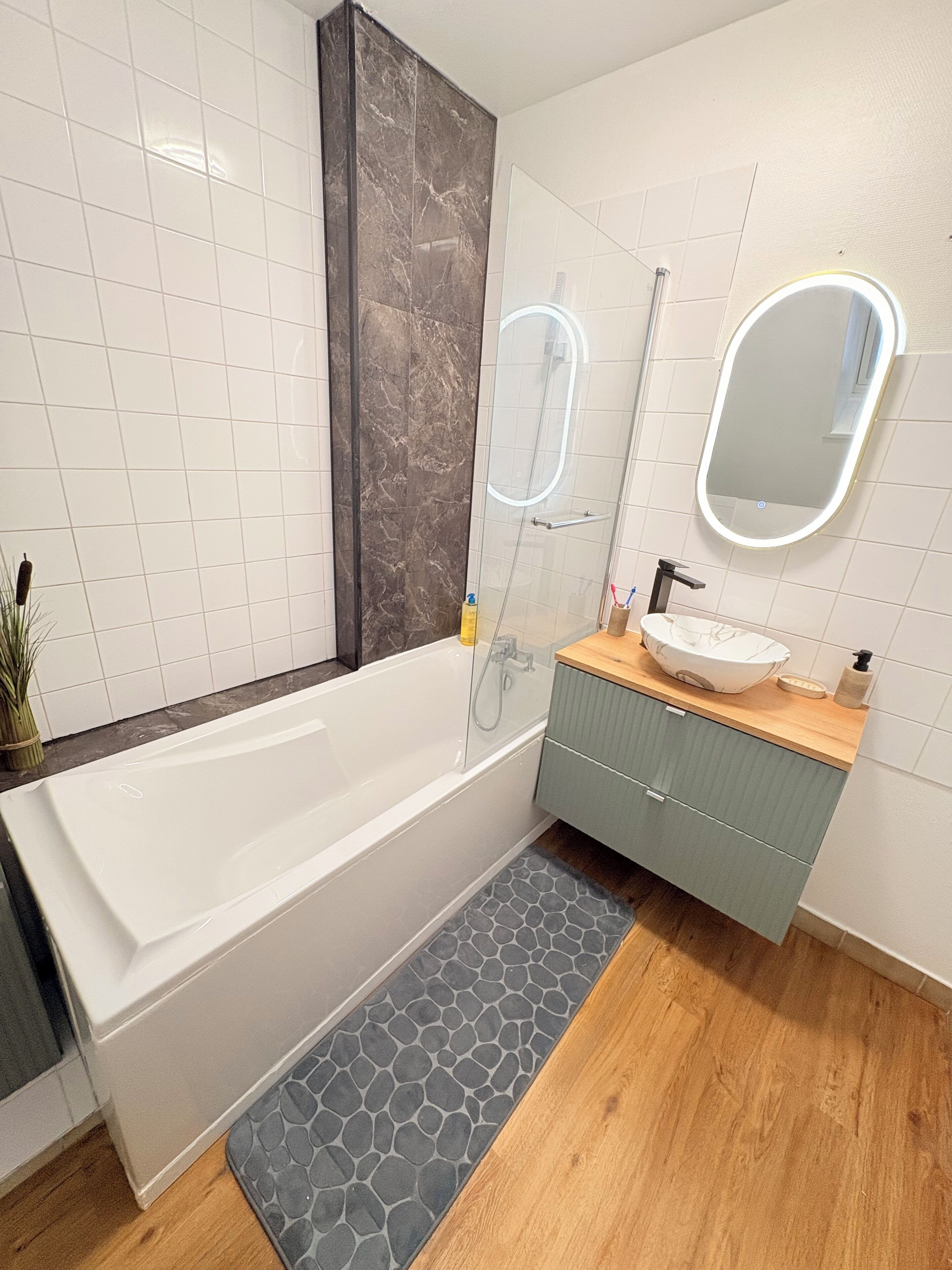 Secador de pelo, toallas, jabón, papel higiénico