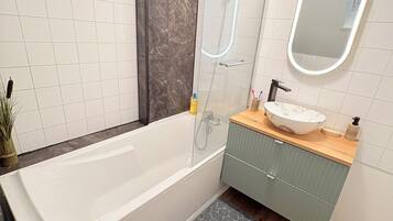 Secador de pelo, toallas, jabón, papel higiénico