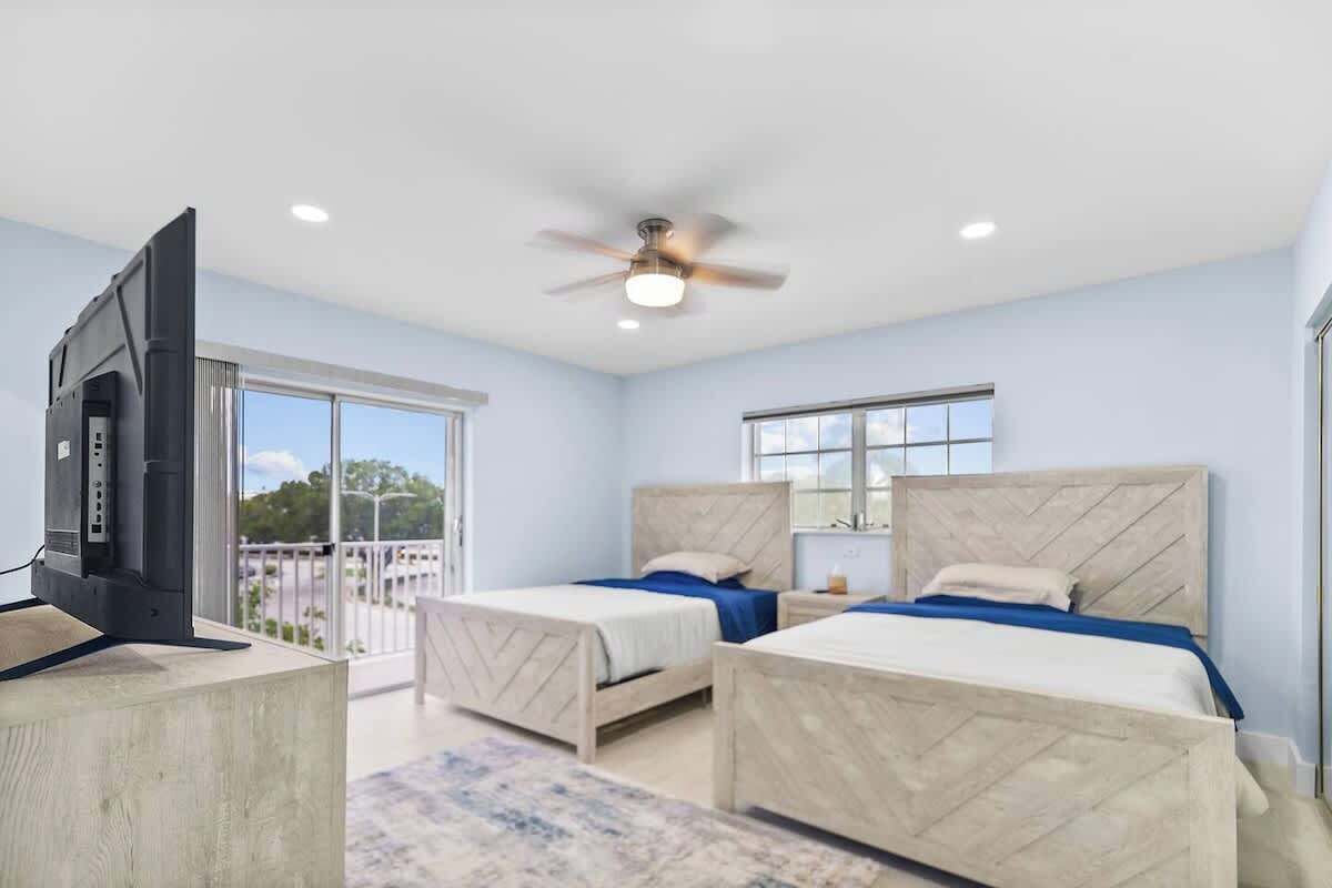 Condo luxo | Espaço de trabalho para notebook, ferros/tábuas de passar roupa