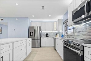 Apartamento Deluxe | Cocina privada | Frigorífico grande, microondas, horno y placa de cocina