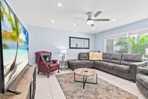 50-inch Smart TV with satellite channels - Colonial Manor Condos - Fort Lauderdale (Fort Lauderdale)