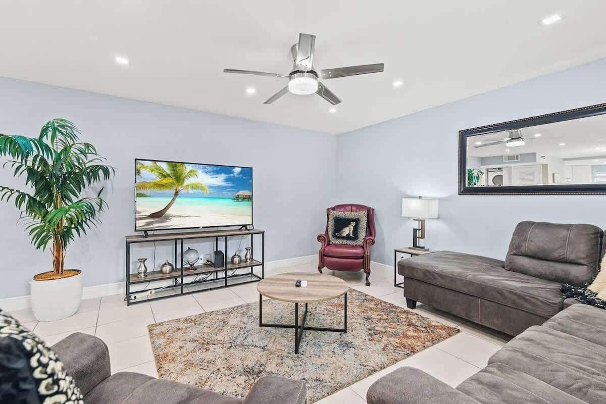 Deluxe Condo | Living area