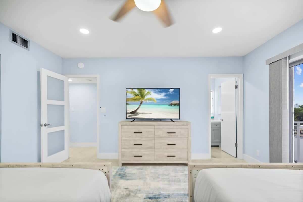 Condo luxo | Espaço de trabalho para notebook, ferros/tábuas de passar roupa