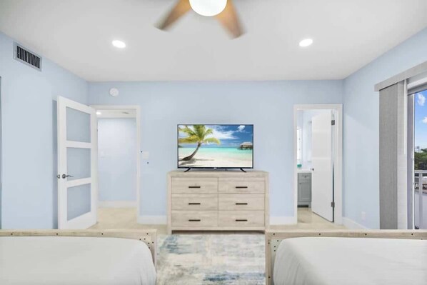 Condo luxo | Espaço de trabalho para notebook, ferros/tábuas de passar roupa