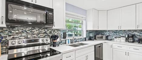 Condo Deluxe | Cuisine privée | Réfrigérateur grande capacité avec congélateur, four à micro-ondes