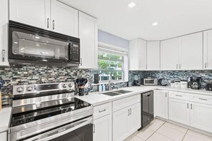 Deluxe Condo | Private kitchen | Full-size fridge, microwave, oven, stovetop - Colonial Manor Condos - Fort Lauderdale (Fort Lauderdale)